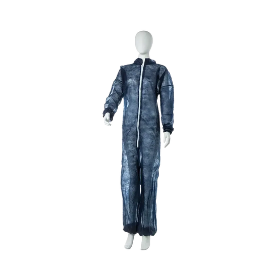 Eine weiße Schaufensterpuppe trägt den MED-COMFORT PP-Overall mit Stehkragen, blau der AMPri Handelsgesellschaft mbH - einen dunkelblauen Ganzkörperoverall mit weißem Reißverschluss - vor einem schlichten weißen Hintergrund.