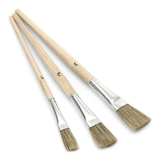 Drei Nölle Profi Brush Emaillelackpinsel (10-14 mm, Größen 0, 2, 3) mit Holzstiel und Naturborsten von Nölle Profi Brush Bürsten- & Pinseltechnik e.K. sind nach Größen sortiert auf weißem Hintergrund angeordnet.