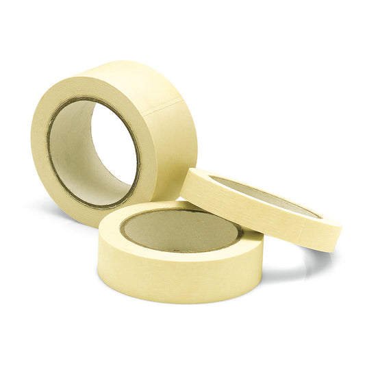 Drei Rollen Nölle Profi Brush Flach-Abdeckband 50 m von Nölle Profi Brush Bürsten- & Pinseltechnik e.K. sind auf weißem Untergrund angeordnet - eine hochkant, eine flach und eine schräg - perfekt für präzise Abdeckarbeiten.