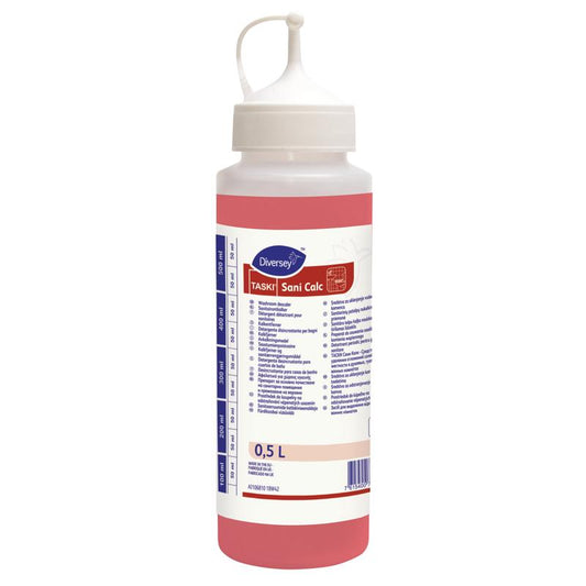 Die 0,5L Dosierflasche Sani Calc von Diversey Deutschland GmbH & Co. OHG verfügt über eine weiße Kappe und Tülle, ein rotes, mehrsprachiges Etikett mit Gebrauchsanweisung, zur genauen Dosierung des Sani Calc Reinigers.