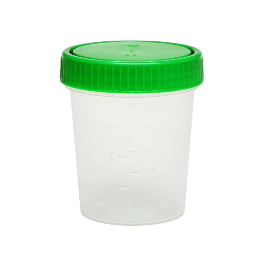 De AMPri-urinebeker is voorzien van een groene schroefdop en 100 ml-maataanduidingen op de doorzichtige polypropyleen behuizing, waarbij de stevig gesloten dop tegen een stralend witte achtergrond extra opvalt.