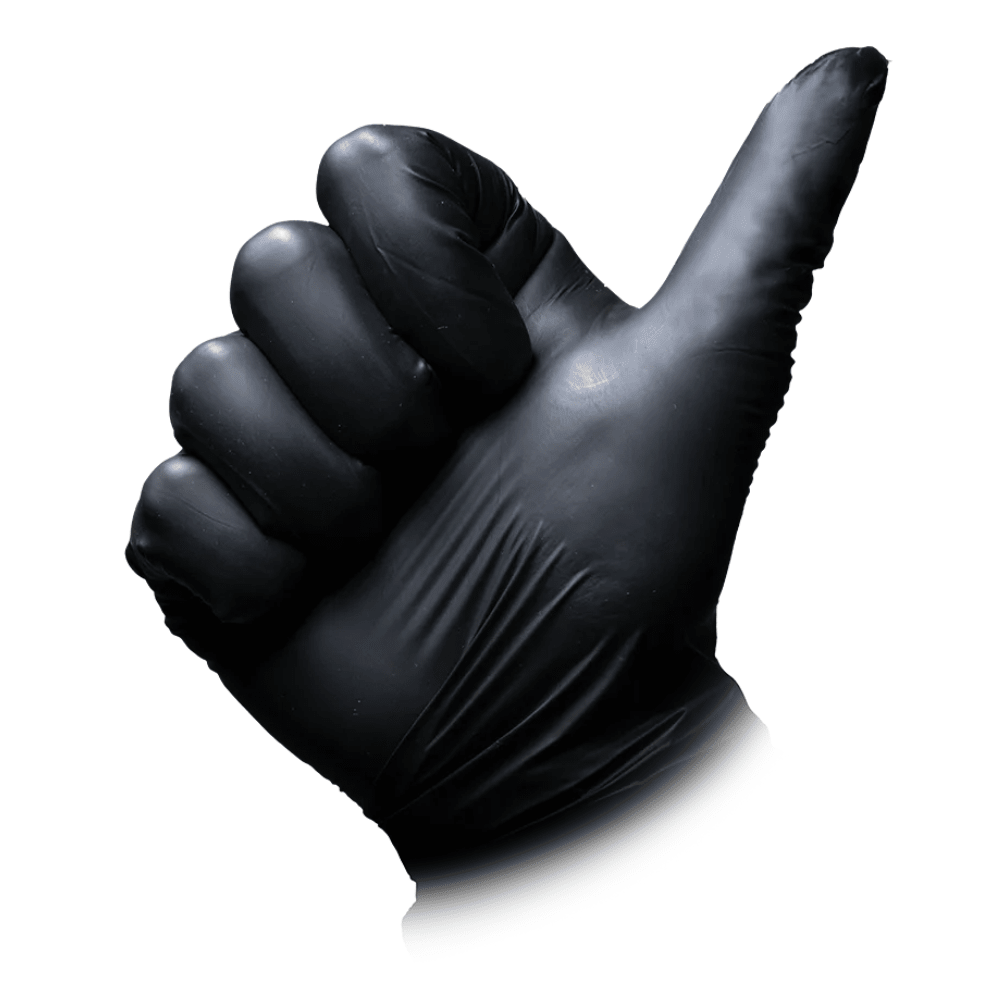 Een hand, die een AMPri MED-COMFORT BLACK Vitril-handschoen (poedervrij, zwart) van AMPri Handelsgesellschaft mbH draagt, steekt tegen een witte achtergrond de duim omhoog.
