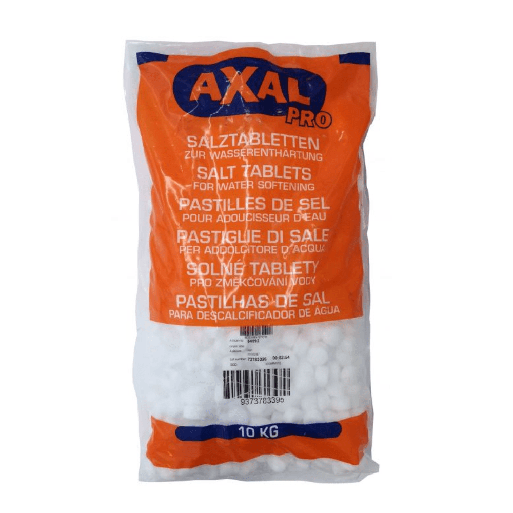 Een zak van 10 kg AXAL PRO TABS regeneratiezout – speciaal zout voor waterontharding van K+S Minerals and Agriculture GmbH. De verpakking is voornamelijk oranje en wit, met tekst in verschillende talen, zoals Engels, Duits en Frans. De streepjescode is duidelijk zichtbaar onderaan in het midden van de zak aangebracht.