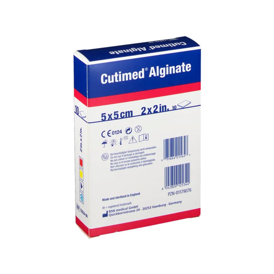 Eine Schachtel BSN Cutimed® Alginate Wundauflage von BSN Medical GmbH bietet natürliches Exsudatmanagement für optimale Pflege. Die 5 x 5 cm (2 x 2 Zoll) große Verpackung in Blau und Weiß mit roten Akzenten betont ihr hohes Absorptionsvermögen, wobei wichtige Produktinformationen und Symbole prominent auf der Vorderseite angezeigt werden.