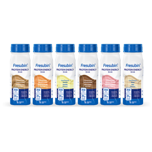 Sechs Flaschen Fresubin Protein En. Drink Mischkarton 200 ml von Fresenius Kabi Deutschland GmbH, jeweils mit blauem Verschluss und verschiedenen Geschmacksrichtungen (Cappuccino, Erdbeere, Vanille, Schokolade, Neutral), sind nebeneinander in einem 6er-Karton angeordnet.