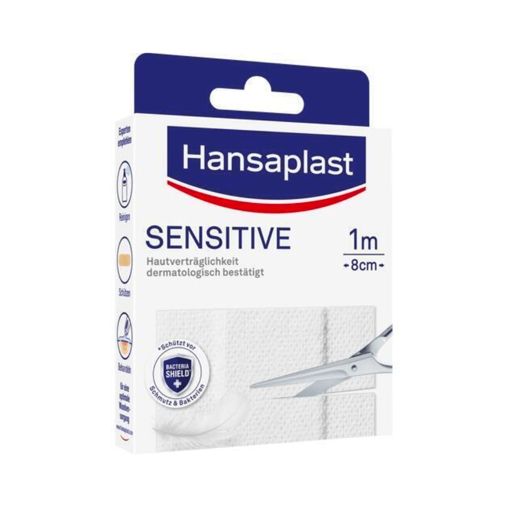 Verpakking voor Hansaplast Sensitive Pleisters - Verschillende maten van Beiersdorf AG. Op de doos zijn het merklogo, de productnaam en een afbeelding van een schaar te zien die een pleisterstrook knipt. De verpakking benadrukt de dermatologische goedkeuring.