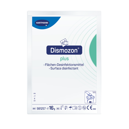 Das Bild zeigt eine Packung Hartmann Dismozon® plus Desinfektionsreiniger der Paul Hartmann AG. Das Design der Verpackung ist überwiegend weiß mit blauen und grünen Akzenten und enthält Hinweise und Symbole zur Anwendung. Jede Packung enthält 16 Gramm sauerstoffaktives Granulat, ein Karton enthält 100 Päckchen.
