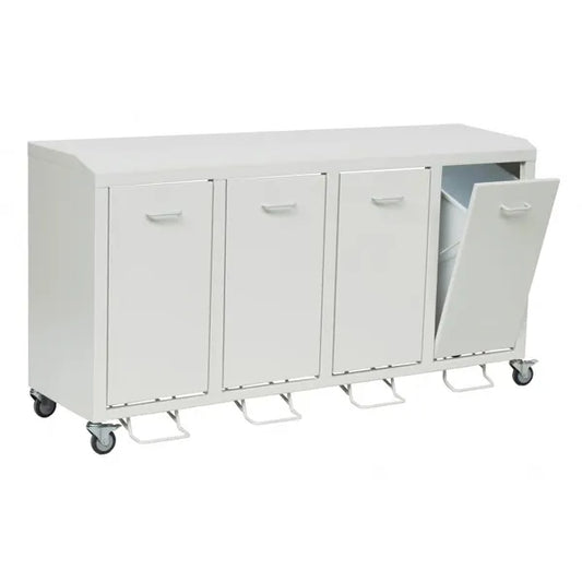 Der Novocal Wertstoffschrank Serie 3000 Vierfachsammler ist ein weißer, auf Rädern montierter Stahlschrank mit vier Türen mit Fußpedal. Eine geöffnete Tür gibt den Blick auf den Behälter frei und ermöglicht so eine einfache Mülltrennung. Marke: Novocal. Material: kunststoffbeschichtetes Stahlblech.