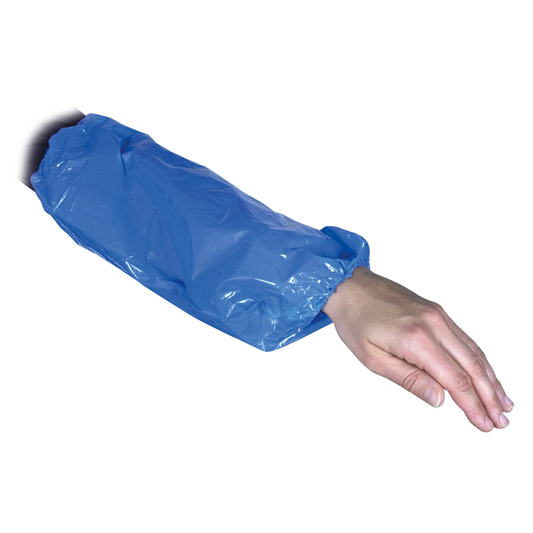 Ein Arm und eine Hand tragen einen blauen Abena Re-Seller GmbH Ärmelschoner, 40 cm, 30 my PE, mit Gummizug am Handgelenk und Oberarm; Hintergrund einfarbig weiß. Packung: 100 Paare.