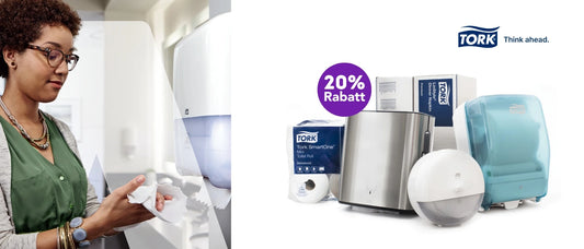 Auf der linken Seite benutzt eine Person einen Papierhandtuchspender. Rechts sind verschiedene Tork-Hygieneprodukte zu sehen, darunter Spender und Toilettenpapier, mit einem "20% Rabatt"-Etikett und dem Tork-Logo darüber.