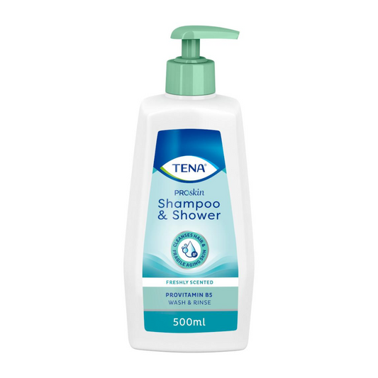 Das TENA Shampoo & Shower 500 ml der Essity Germany GmbH mit grünem Pumpverschluss ist ideal für empfindliche Haut. Seine frisch duftende, mit Provitamin B5 angereicherte Formel präsentiert sich in einer eleganten weißen Verpackung mit blauen und grünen Akzenten.