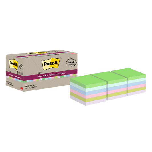 Eine Schachtel Post-it® Super Sticky 100% Recycling Notes der 3M Deutschland GmbH (76 mm x 76 mm, 70 Blatt/Block, PEFC-zertifiziert) ist neben fünf farbigen Stapeln auf weißem Hintergrund abgebildet.