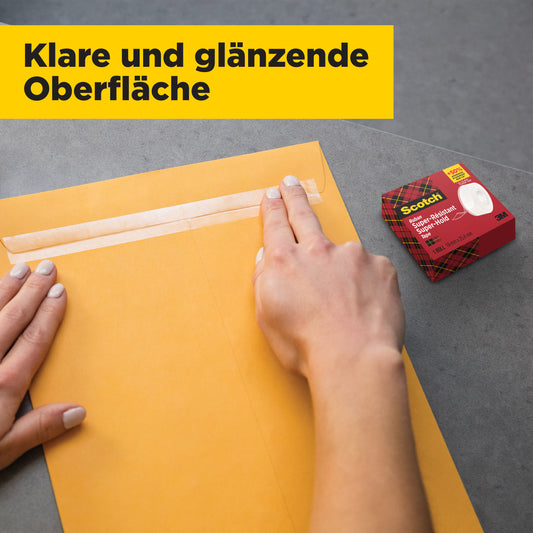 Eine Person verschließt einen braunen Umschlag mit Scotch® Super-Hold Secure Tape, 1 Rolle, 19 mm x 25,4 m von 3M Deutschland GmbH. Auf der grauen Fläche befindet sich eine rote Scotch Spenderbox; darüber steht der Text "Klare und glänzende Oberfläche".