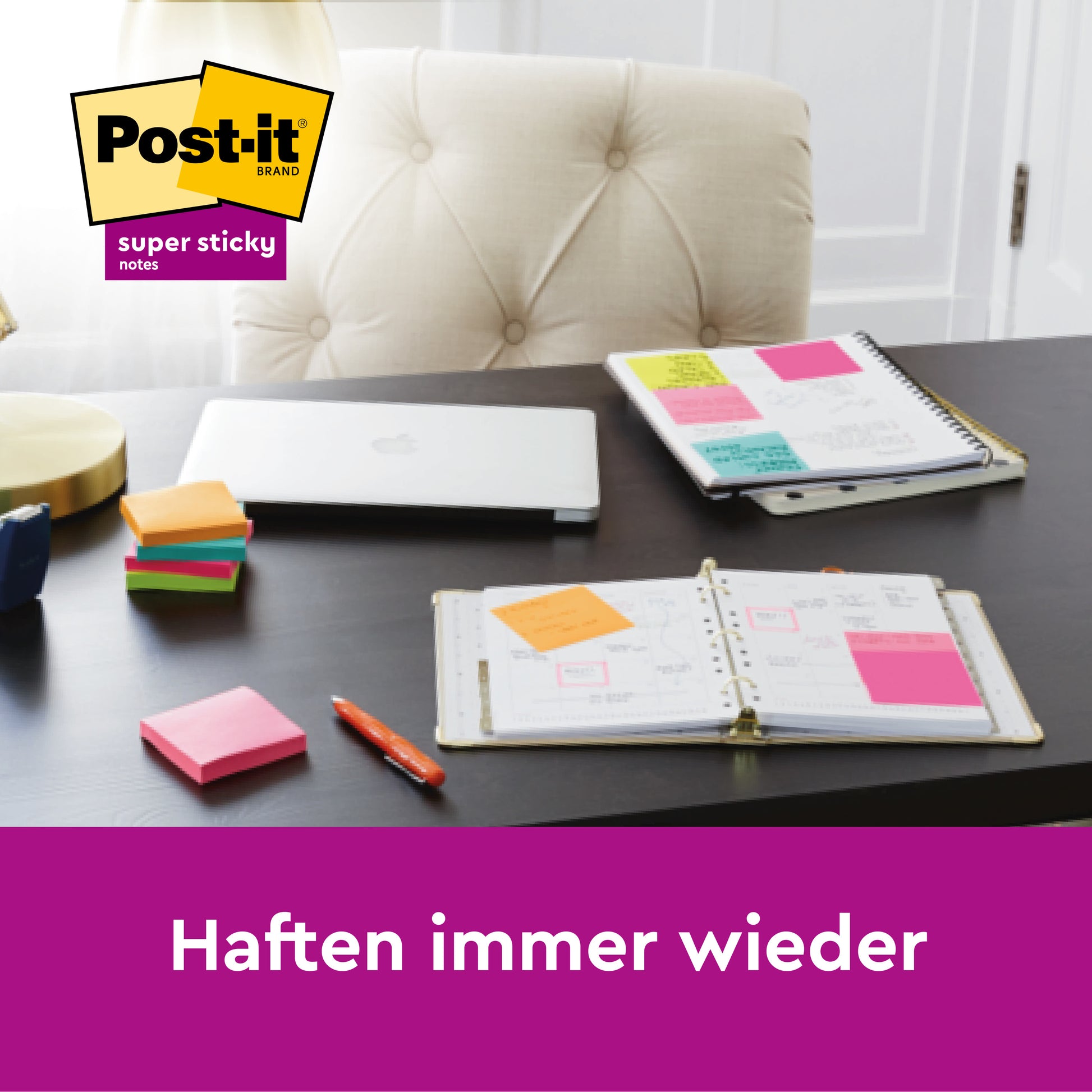 Auf einem Schreibtisch liegen Post-it® Super Sticky Notes 654-6SS-PPNK (76x76 mm, rosa, 90 Blatt/Block, 6 Blöcke/Packung, 100% PEFC) der 3M Deutschland GmbH - plus Notizbücher, geschlossener Laptop, Stifte. Auf lila Hintergrund erscheint "Haften immer wieder".