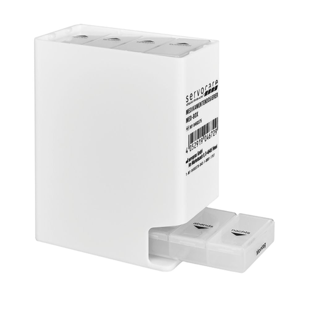 Die Servocare Med-Box für Tabletten der Servoprax GmbH ist ein weißer rechteckiger Behälter mit Ausziehmechanismus und verfügt über separate, mit Wochentagen beschriftete Fächer zur geordneten Aufbewahrung von Medikamenten oder Nahrungsergänzungsmitteln sowie einem sichtbaren Barcode an der Seite.