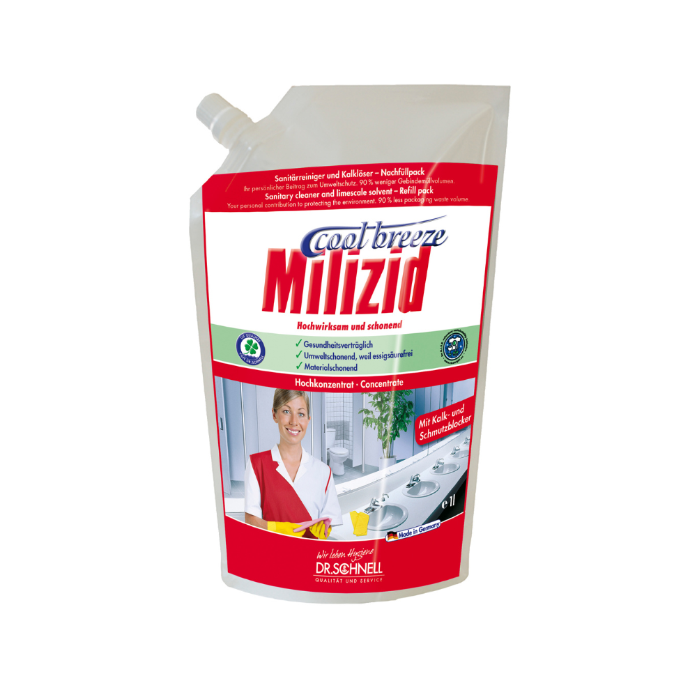 Een 1-liter navulzak van Dr. Schnell Milizid Cool Breeze sanitairreiniger en kalkoplosser van DR.SCHNELL GmbH & Co. KGaA, met een rood etiket met productinformatie, instructies en een foto van een glimlachende persoon in uniform.