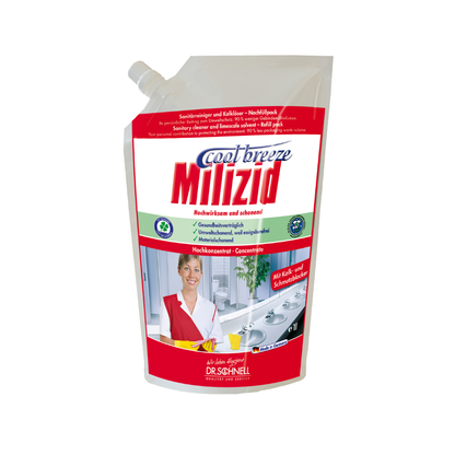 Een 1-liter navulzak van Dr. Schnell Milizid Cool Breeze sanitairreiniger en kalkoplosser van DR.SCHNELL GmbH & Co. KGaA, met een rood etiket met productinformatie, instructies en een foto van een glimlachende persoon in uniform.