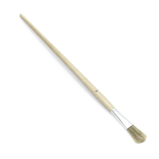 De Nölle Profi Brush-streekborstel, die bekend staat om zijn vakmanschap, is voorzien van een houten handvat en een witte metalen klemring. De lichte, licht uitwaaierende Chinese haren onderstrepen de expertise van het merk op het gebied van borstel- en penseeltechniek.