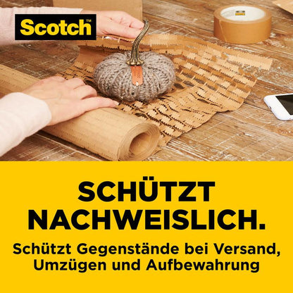 Een kleine sierpompoen wordt veilig ingepakt in Scotch™ Cushion Lock™ Beschermverpakking (30,4 cm x 9,14 m) van 3M Deutschland GmbH. Op de tafel liggen plakband en een noppenfolie.
