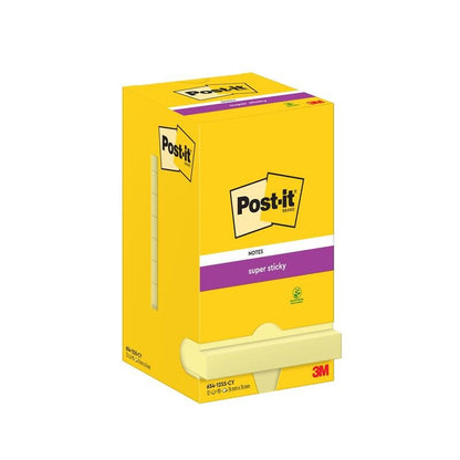 Een gele doos Post-it® Super Sticky Notes (76 mm x 76 mm, 90 vel/blok) van 3M Deutschland GmbH is rechtopstaand afgebeeld, met het merk- en productnaam en een bodemopening voor gemakkelijke toegang tot de notities.