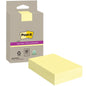 Afgebeeld is een verpakking Post-it® Super Sticky 100% Recycling Notes van 3M Deutschland GmbH (geel, gelinieerd, 102 x 152 mm, 45 vellen/blok, 4 blokken/verpakking) met PEFC (SGSCH-PEFC-COC-110078) bruine verpakking en geel etiket.