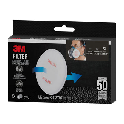 Der 3M™ Partikelfilter 2135, P3 (1 Paar/Packung) der 3M Deutschland GmbH bietet starken Feinstaubschutz und ist Ausdruck von mehr als 50 Jahren Erfahrung im Bereich Atemschutz. Die Verpackung zeigt einen weißen Filter und eine Person, die eine Atemschutzmaske trägt.