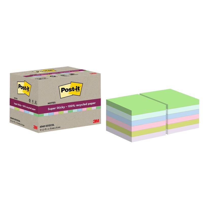 Een doos Post-it® Super Sticky 100% Recycling Notes (76 mm x 76 mm, 70 vel/Blok, 100% PEFC) van 3M Deutschland GmbH is afgebeeld naast groene, blauwe, roze, gele en paarse blokken. De verpakking is voorzien van het 3M-logo.