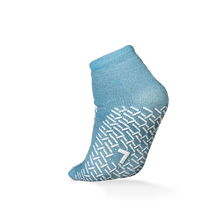 Abgebildet ist eine einzelne ECO-PLUS Anti-Rutsch Einwegsocke der AMPri Handelsgesellschaft mbH in hellblau mit weißem Antirutsch-Muster und der Zahl "7" auf der Sohle, ideal für den medizinischen Einsatz, vor einem schlichten weißen Hintergrund.