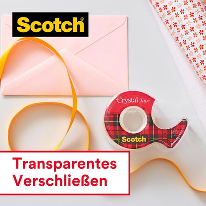 Op een witte ondergrond liggen twee Scotch® Crystal plakbandrollen (19 mm x 12 m, 3,2 m gratis, 3M Deutschland GmbH) op dispensers met een roze envelop, geel lint en cadeaupapier. Tekst: "Transparant afsluiten", Scotch-logo zichtbaar.