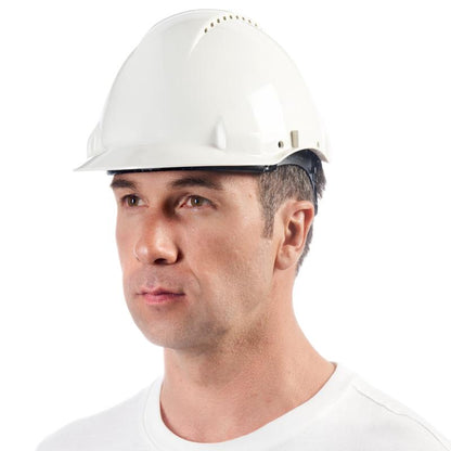 Een man in een eenvoudig wit shirt draagt de 3M™ veiligheidshelm G3000C Uvicator van 3M Deutschland GmbH, licht naar links gedraaid tegen een witte achtergrond. De helm biedt optimale arbeidsbescherming en beschikt over een Uvicator voor het monitoren van UV-blootstelling.