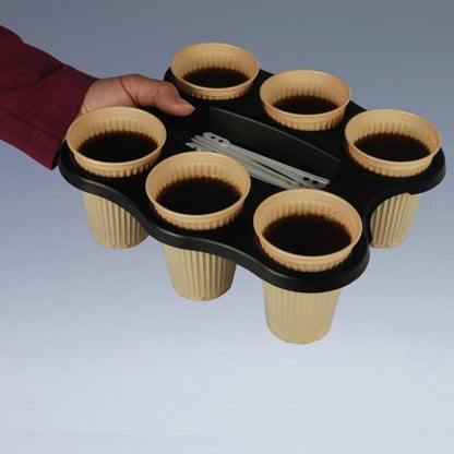 Eine Hand hält ein Starpak 3 Becher-Tray (PS, 22,4 x 24,4 x 2,4 cm, schwarz) für sechs Becher, das beige Becher mit dunkler Flüssigkeit und mehrere weiße Rührstäbchen im mittleren Fach enthält.