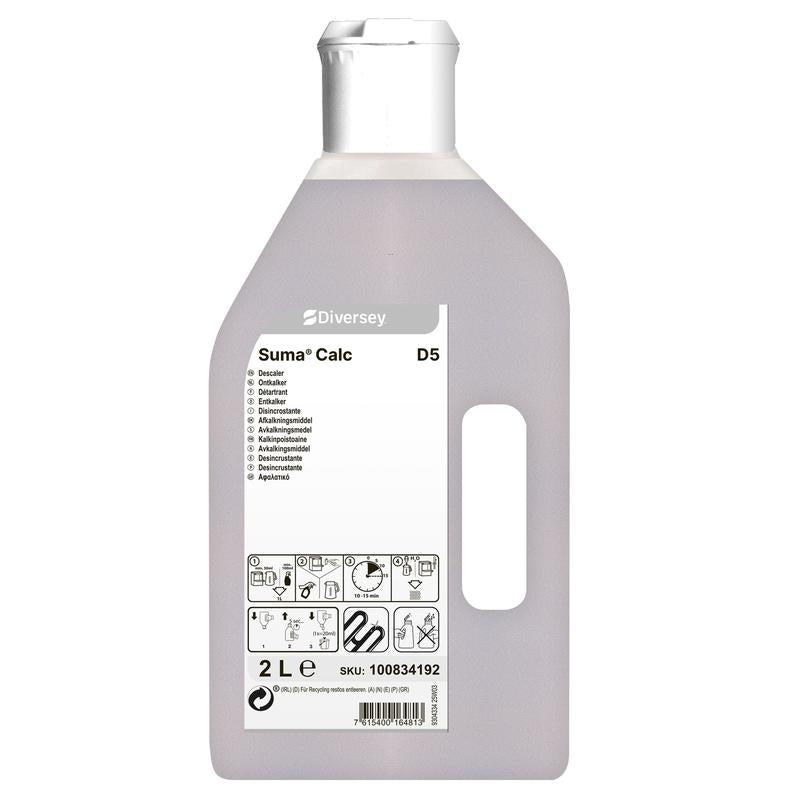 Een 2-liter kunststof fles Suma Calc D5 van Diversey Deutschland GmbH & Co. OHG met witte dop en handvat. Het etiket aan de voorkant toont informatie, instructies, symbolen, SKU 100834192. Ideaal voor hardnekkige kalkafzettingen in professioneel gebruik.