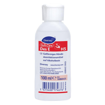Een witte 500-ml-fles Soft Care Des E, VAH-gelijst, gelvormig handdesinfectiemiddel van Diversey Deutschland GmbH & Co. OHG, met een rood-wit Duits etiket en een blauwe barcode aan de onderkant.
