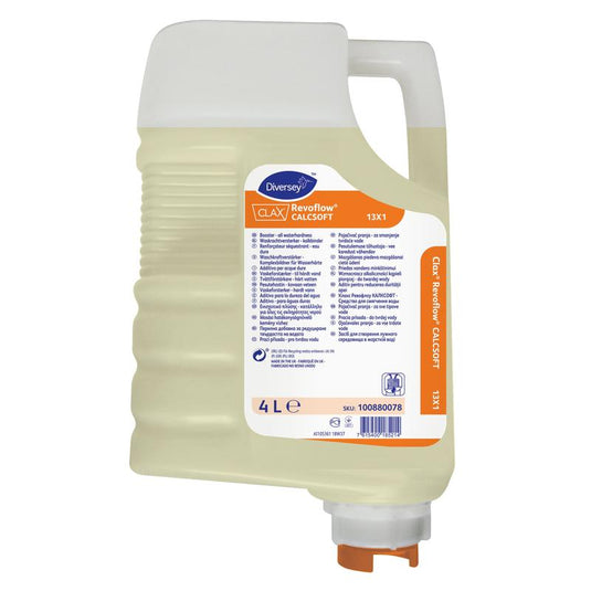 Een cartridge van 4 l Clax Revoflow Calcsoft 13X1, een waterhardheidsbinder van Diversey Deutschland GmbH & Co. OHG, heeft een oranje etiket, een witte dop en doorzichtige delen met een lichtgele vloeistof; op de voorkant staat productinformatie vermeld.