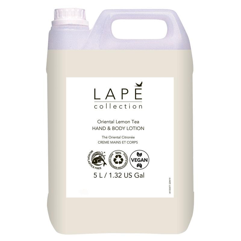 Een witte 5-liter kunststof jerrycan van de LAPĒ Collection Oriental Lemon Tea Hand & Body Lotion van Diversey Duitsland met een oosterse geur. Met natuurlijke ingrediënten, cruelty-free en veganistische certificering en een felgeel citroenetiket.