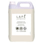 Een witte 5-liter kunststof jerrycan van de LAPĒ Collection Oriental Lemon Tea Hand & Body Lotion van Diversey Duitsland met een oosterse geur. Met natuurlijke ingrediënten, cruelty-free en veganistische certificering en een felgeel citroenetiket.
