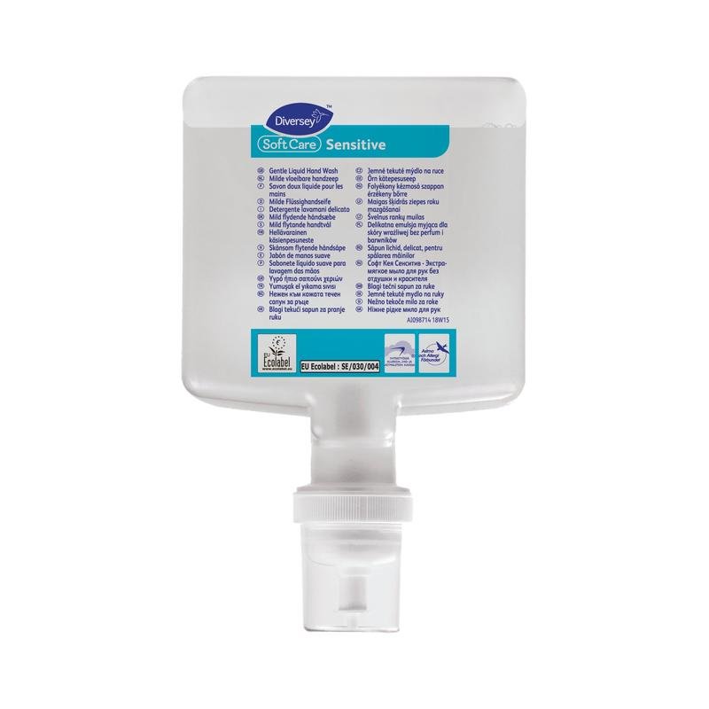 Een doorzichtige fles Soft Care Sensitive Milde Handwaslotion zonder parfum en kleurstoffen van Diversey Deutschland GmbH & Co. OHG met doseerdop, blauw-wit meertalig etiket. Geschikt voor de gevoelige huid.