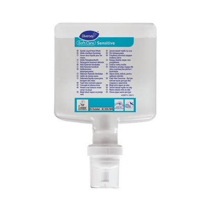 Een doorzichtige fles Soft Care Sensitive Milde Handwaslotion zonder parfum en kleurstoffen van Diversey Deutschland GmbH & Co. OHG met doseerdop, blauw-wit meertalig etiket. Geschikt voor de gevoelige huid.