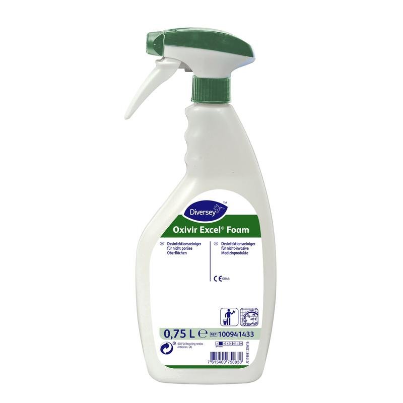 Een 750 ml Oxivir Excel™ Foam desinfectiereiniger met AHP, gebruiksklaar, van Diversey Deutschland GmbH & Co. OHG, staat met schuimsproeier en groen-witte spuitkop voor een witte achtergrond.