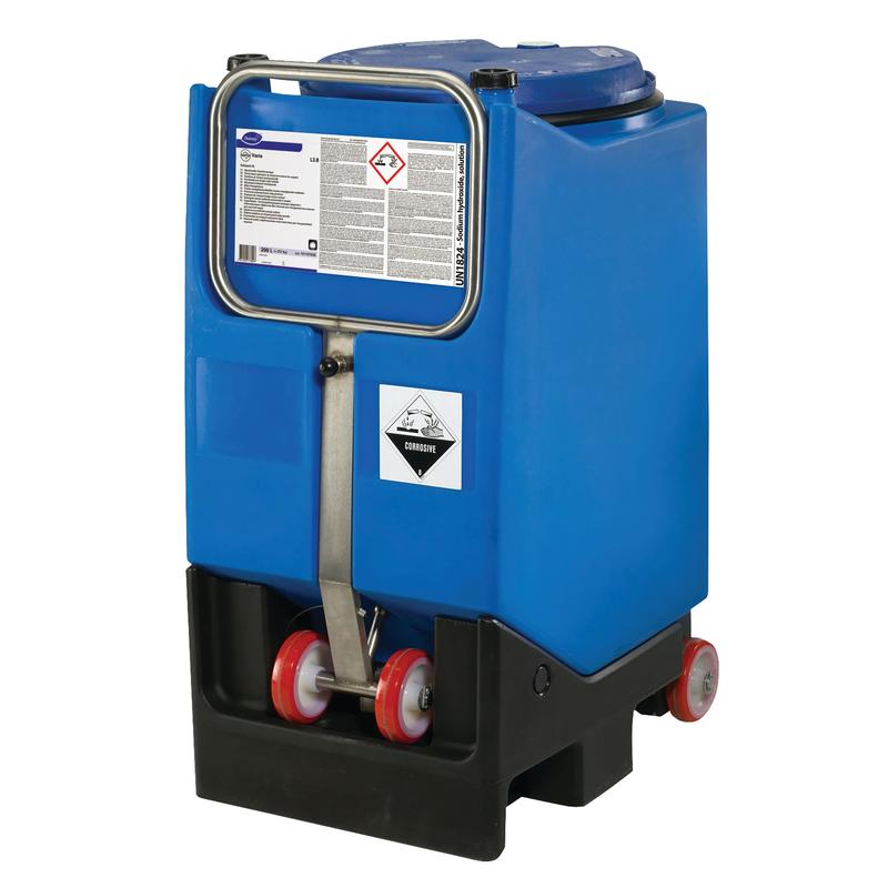 Een grote blauwe kunststof container met Diversey Suma Vario L3.8 vaatwasmiddel met bleekmiddel zonder chloorgeur van Diversey Deutschland GmbH & Co. OHG, ontworpen voor middelhard tot hard water, heeft waarschuwingslabels en staat op een zwarte basis met handvat en wielen.