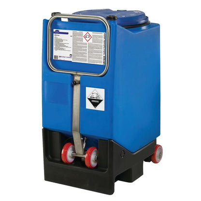 Een grote blauwe kunststof container met Diversey Suma Vario L3.8 vaatwasmiddel met bleekmiddel zonder chloorgeur van Diversey Deutschland GmbH & Co. OHG, ontworpen voor middelhard tot hard water, heeft waarschuwingslabels en staat op een zwarte basis met handvat en wielen.