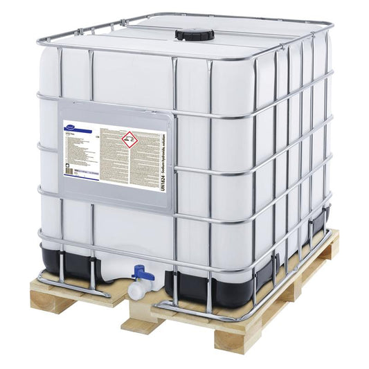 Der Suma Tera L56 IBC (950 l) von Diversey Deutschland GmbH & Co. OHG ist ein großer, weißer Kunststoffbehälter in einem Metallkäfig auf einer Palette, ideal für Großküchen und die Lagerung von hochkonzentriertem Geschirrreiniger für Hartwasser. Inklusive blauem Ausgießer und schwarzem Deckel.