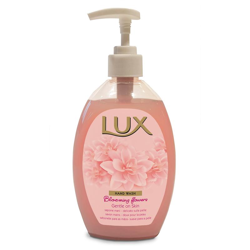 Een doorzichtige plastic fles van LUX Pro Formula Hand-Wash Zeep van Diversey Deutschland GmbH & Co. OHG, met roze vloeistof, witte pomp, bloemenafbeelding en de tekst "Blooming Flowers Gentle on Skin" - huidvriendelijk met aangename geur.