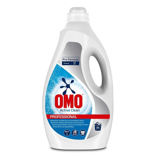 Een witte fles van 5 liter Omo Professional Active Clean vloeibaar wasmiddel voor alle soorten was van Diversey Deutschland GmbH & Co. OHG is voorzien van een blauw etiket met de vermeldingen „Pro Formula“, „Effectieve vlekverwijdering“ en informatie in meerdere talen; voldoende voor 71 wasbeurten.