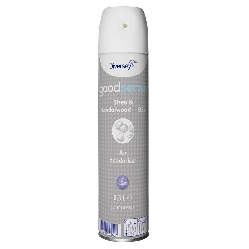 Eine hohe, zylindrische 300 ml Aerosoldose von Diversey Good Sense Shea & Sandalwood Raumspray-Lufterfrischer und Geruchsneutralisierer der Diversey Deutschland GmbH & Co. OHG, überwiegend weiß und grau, mit Text, Symbolen und einer Sprühdüse auf der Oberseite.