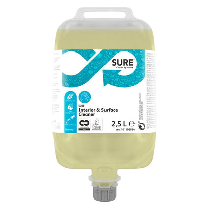 De 2,5-liter container van de SURE Interior & Surface Cleaner Allesreiniger van Diversey Deutschland GmbH & Co. OHG kenmerkt zich door plantaardige ingrediënten, een gele vloeistof, eco-gecertificeerde wit-blauwe etiketten, evenals een handvat en schenktuit voor eenvoudig gebruik.