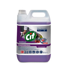 Ein 5-Liter-Cif Professional Safeguard 2in1 Desinfektionsreiniger von Diversey Deutschland GmbH & Co. OHG mit Griff und Schraubverschluss zeigt auf dem Etikett Markenzeichen und Bilder von sauberen Oberflächen, frischen Produkten und Schutz vor Bakterien und Viren.