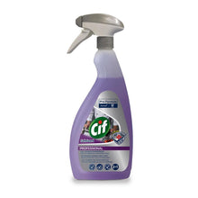 Eine Flasche Cif Professional Safeguard 2in1 Desinfektionsreiniger von Diversey Deutschland GmbH & Co. OHG mit einer Sprühdüse und violetter Flüssigkeit; das Etikett zeigt Details, Logos, Symbole und behauptet, Bakterien und Viren zu entfernen.