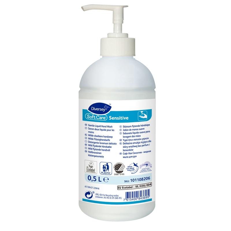 Een fles van 500 ml Diversey Soft Care Sensitive Milde Handwaslotion zonder parfum en kleurstoffen van Diversey Deutschland GmbH & Co. OHG, met pompdispenser, wit etiket met blauwe accenten en meertalige productdetails.