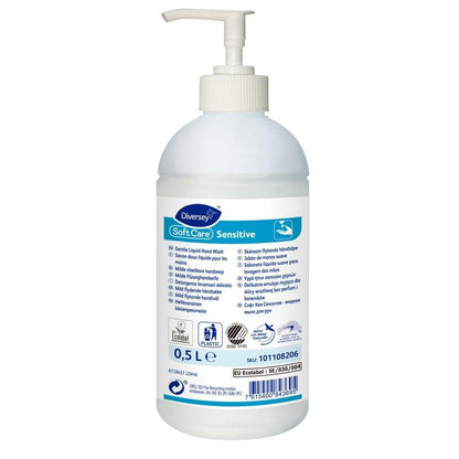 Een fles van 500 ml Diversey Soft Care Sensitive Milde Handwaslotion zonder parfum en kleurstoffen van Diversey Deutschland GmbH & Co. OHG, met pompdispenser, wit etiket met blauwe accenten en meertalige productdetails.